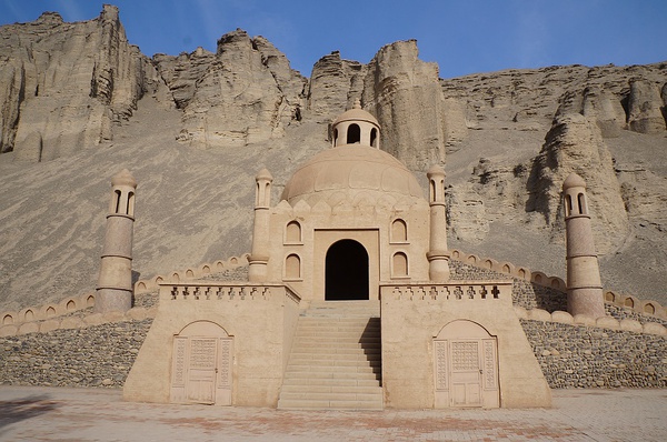 达瓦孜民俗园土城堡（后面是火焰山）